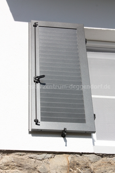 Alu-Fensterladen mit Stangenverschluss